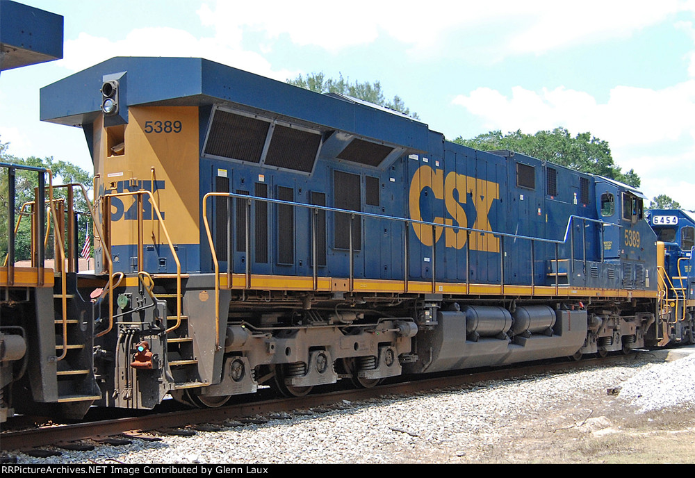 CSX 5389 missing a headlight lense